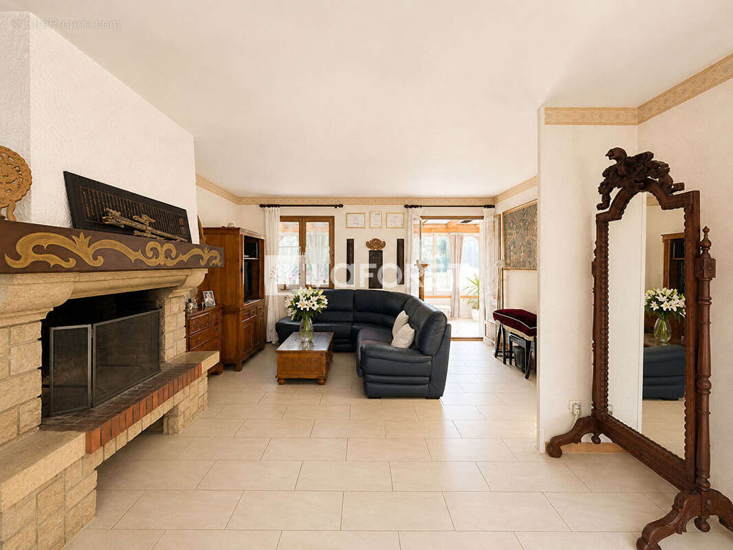 Aux portes du Vésinet, découvrez cette maison familiale offrant 5 chambres, une chambre de plain-pied et un espace indépendant. - photo 5