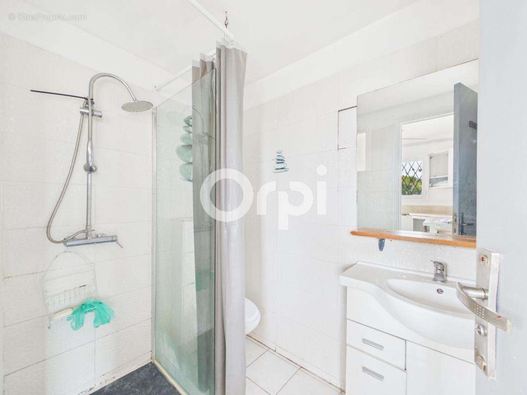Appartement a renover - t2 bis - belle terrasse + cave + stationnement privatif + jardin - vue degagee - photo 11