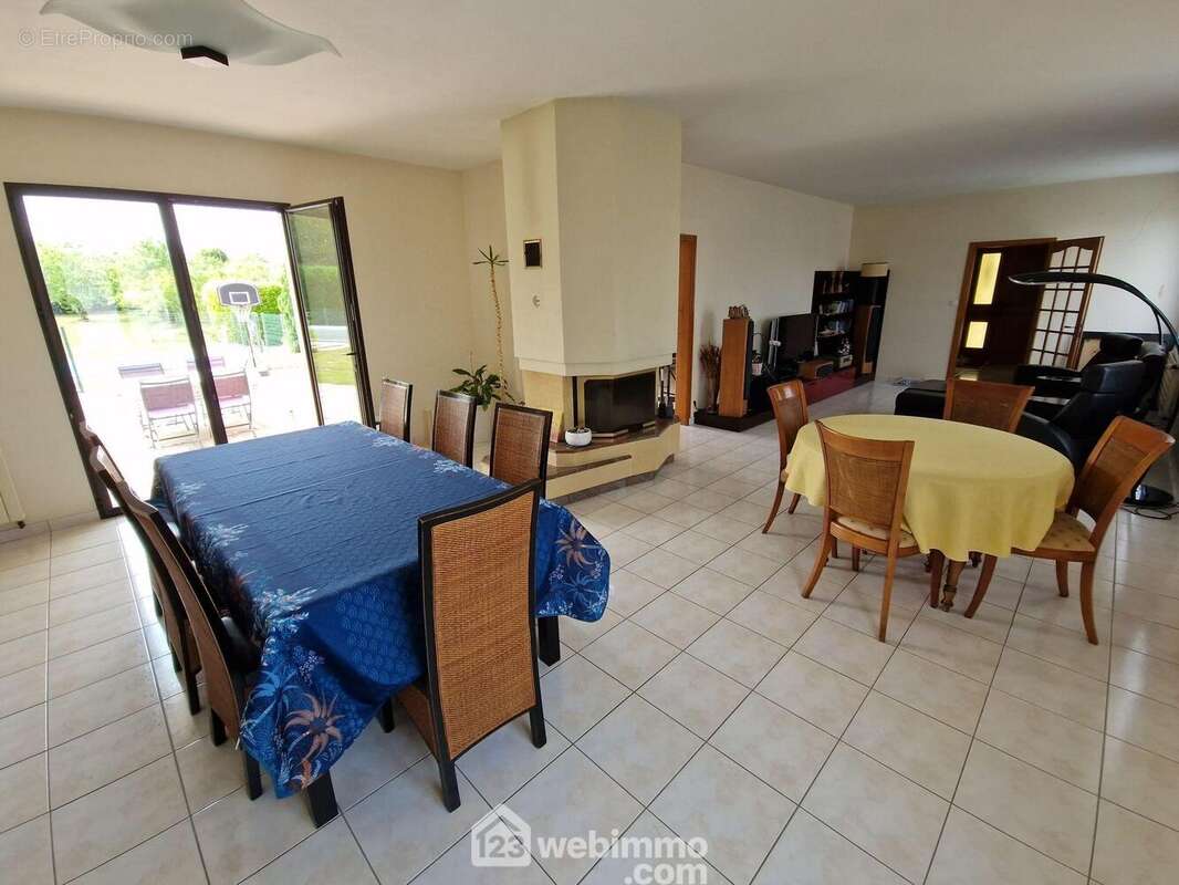 Pièce de vie de 49 m² avec insert. - Maison à LA ROCHE-SUR-YON