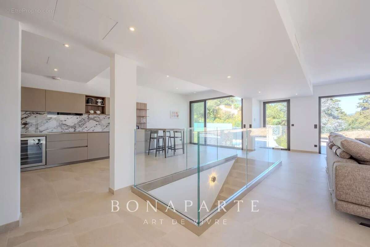 SAINT-TROPEZ - GASSIN [VILLE] – Exclusivité : Superbe villa-appartement en duplex avec vue mer exceptionnelle - photo 8