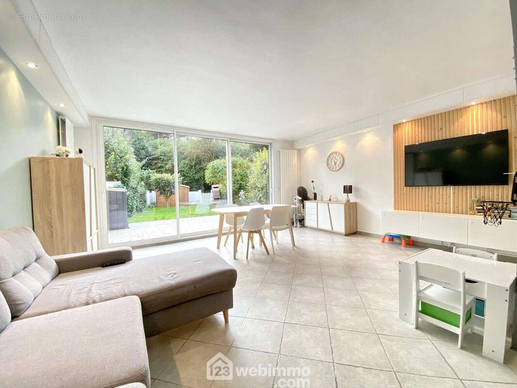 ... avec de grandes baies vitrées donnant sur le jardin - Maison à BONDOUFLE