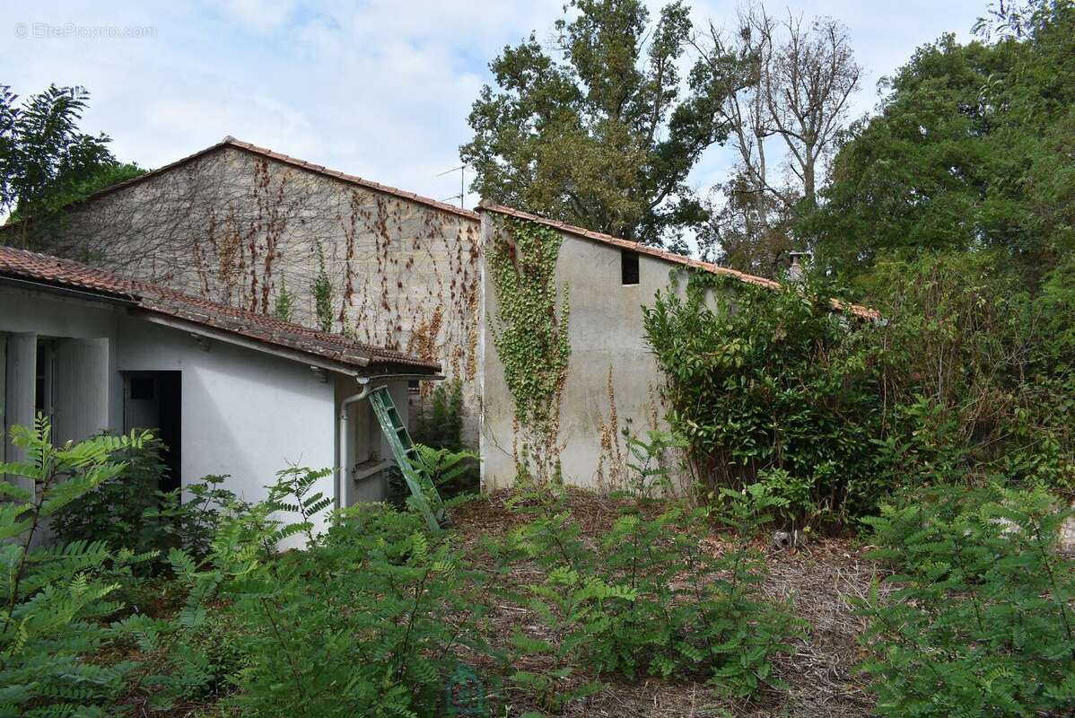 Maison plein pied de deux chambres au calme pres de la riviere a restaurer - photo 21
