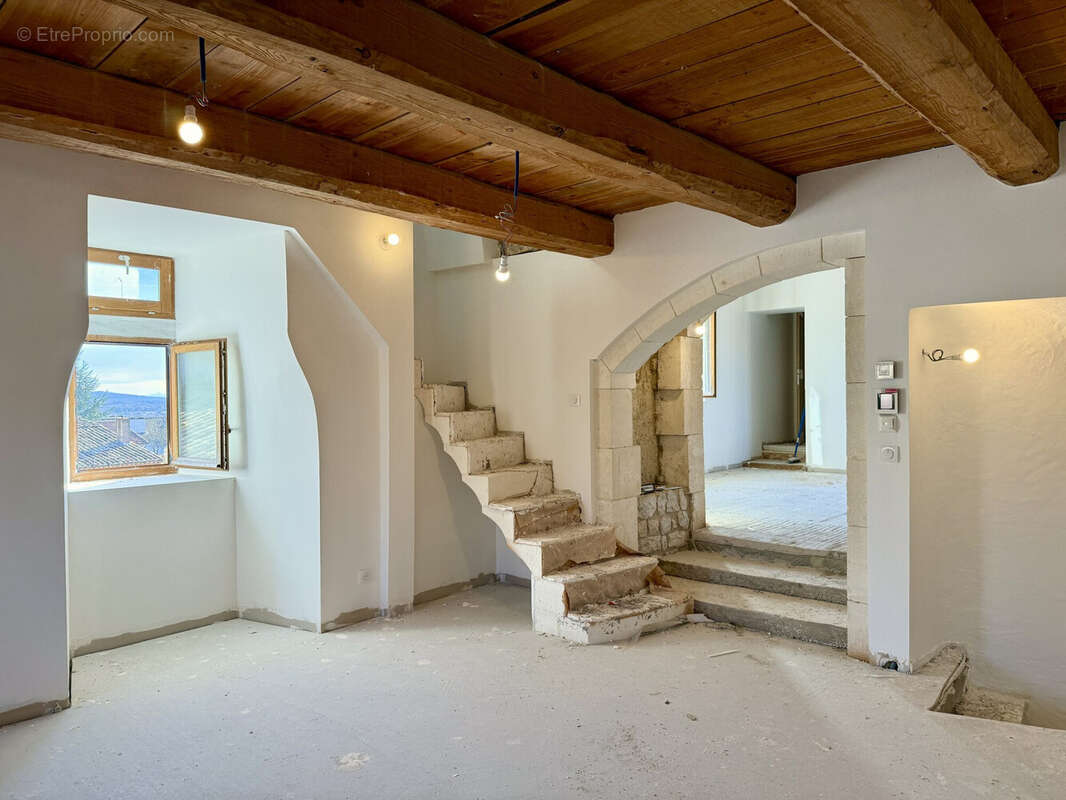 Dickjan POPPEMA vous propose une appartement T4 dans un ancien château - Appartement à SAINT-CHRISTOL