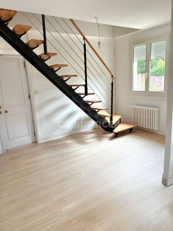 **Exclusivité**Sainte-Cécile**Maison rénovée de 137 m², 4 chambres, jardin et double garage - photo 11