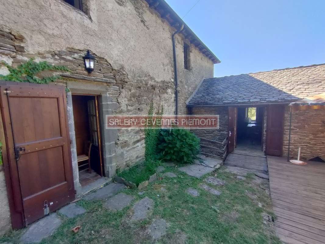 Maison à SAINT-GERMAIN-DE-CALBERTE