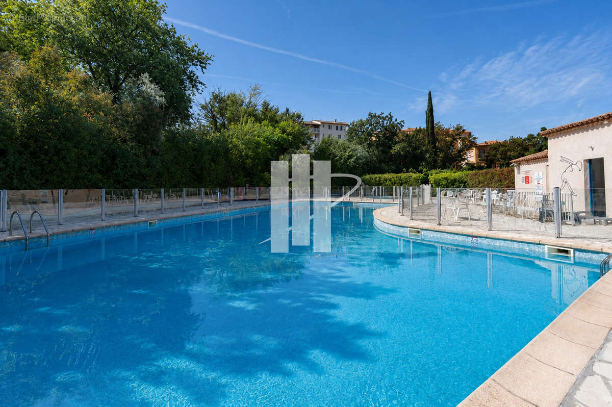 Frejus - Appartement 3 pièces de 80 m2 avec terrasse, piscine, tennis, cave et parkings - photo 2