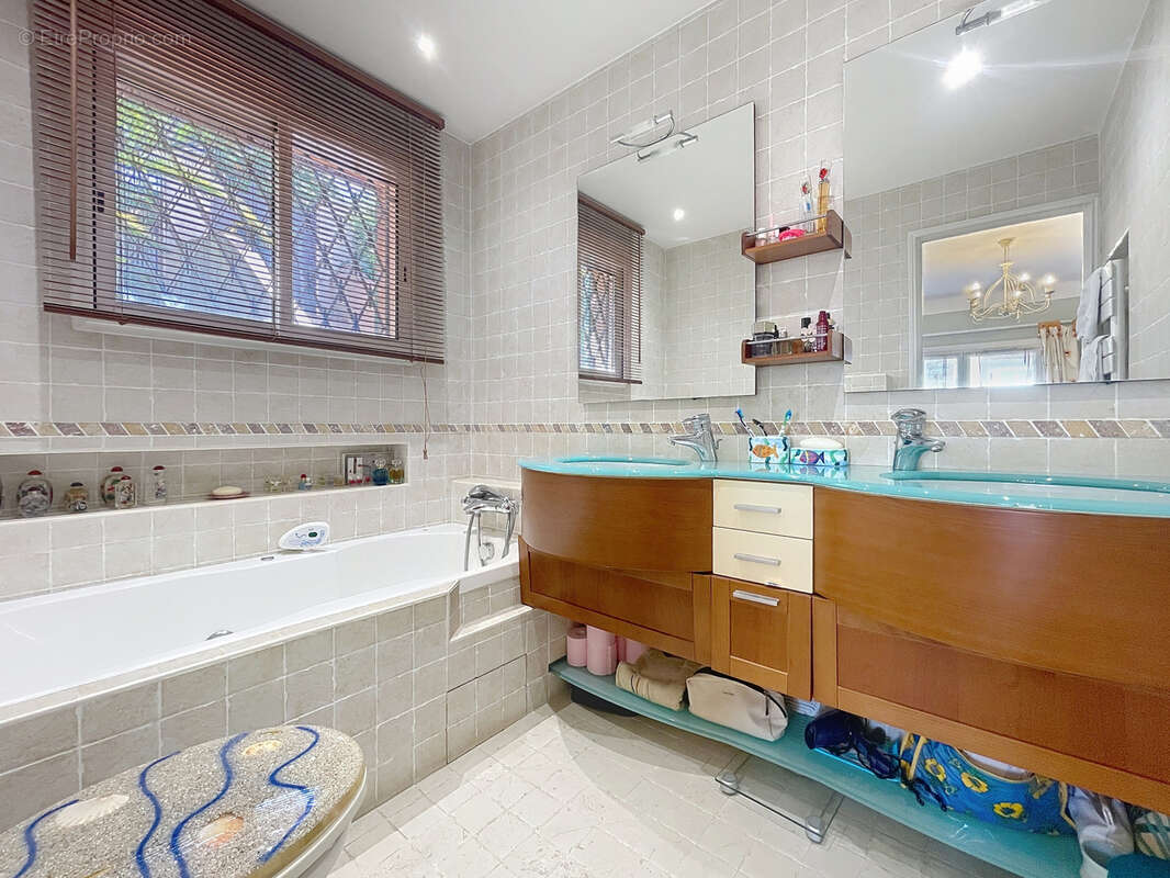 À VENDRE   Villa de charme avec vue mer, piscine chauffée et 6 chambres - photo 14