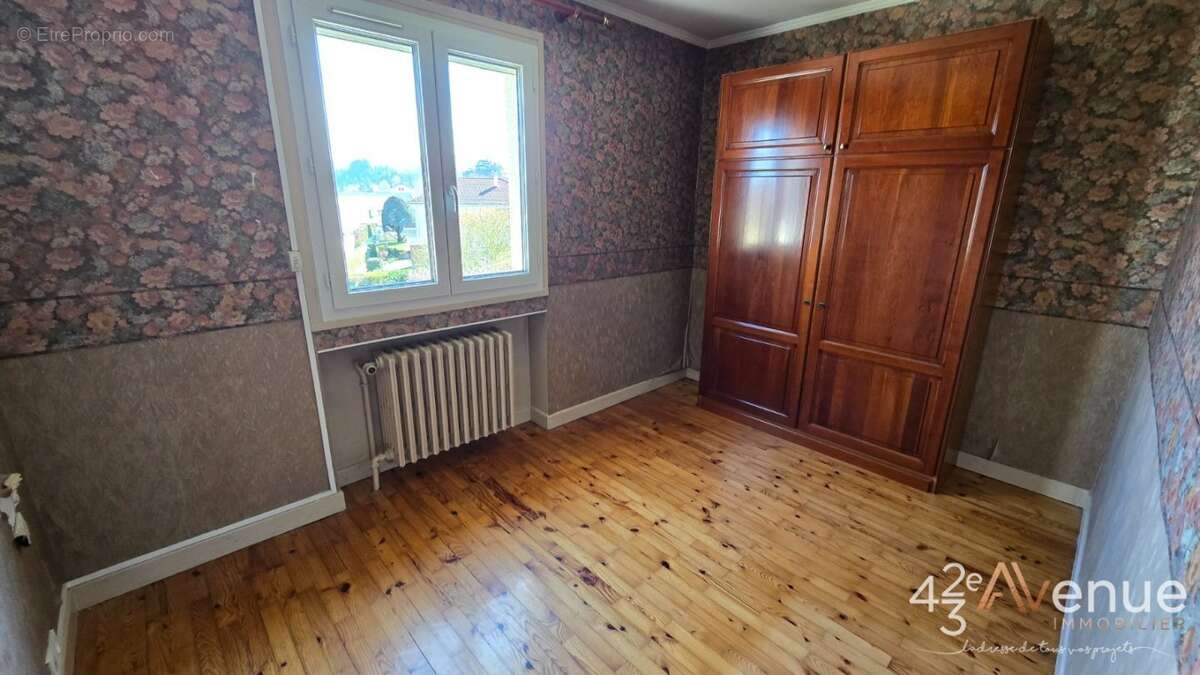 Maison à SAINT-GENEST-LERPT