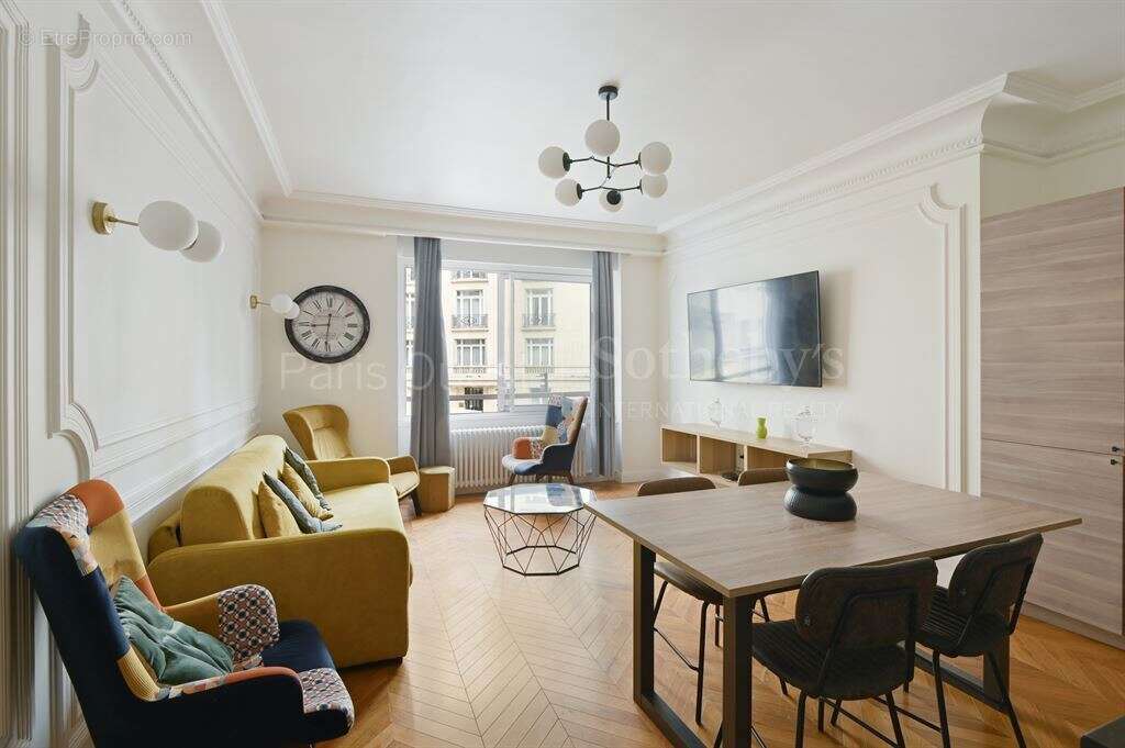 Appartement à PARIS-16E