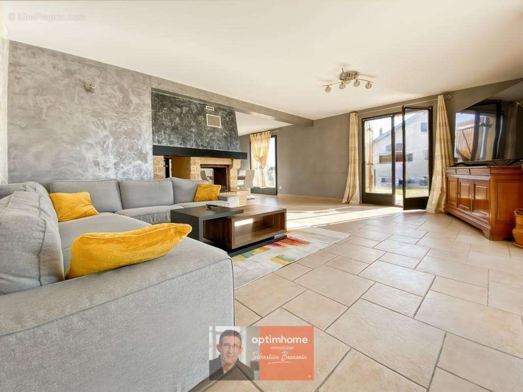 Dole – Grande maison familiale de 295 m² avec 7 chambres et jardin de 1 700 m² - photo 3
