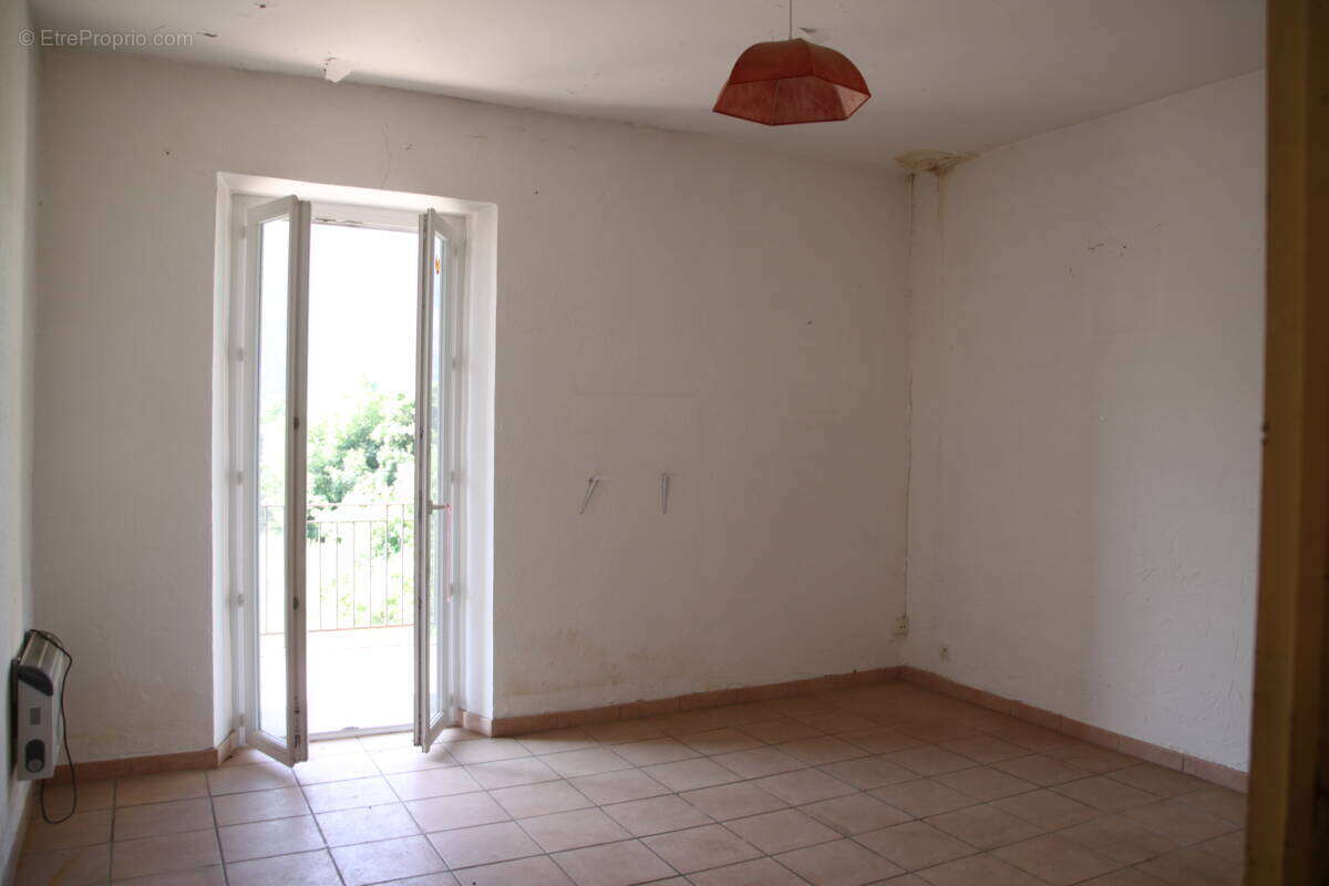 Appartement T3 à rénover, avec cave, parking et jardin à 05400 VEYNES - photo 6