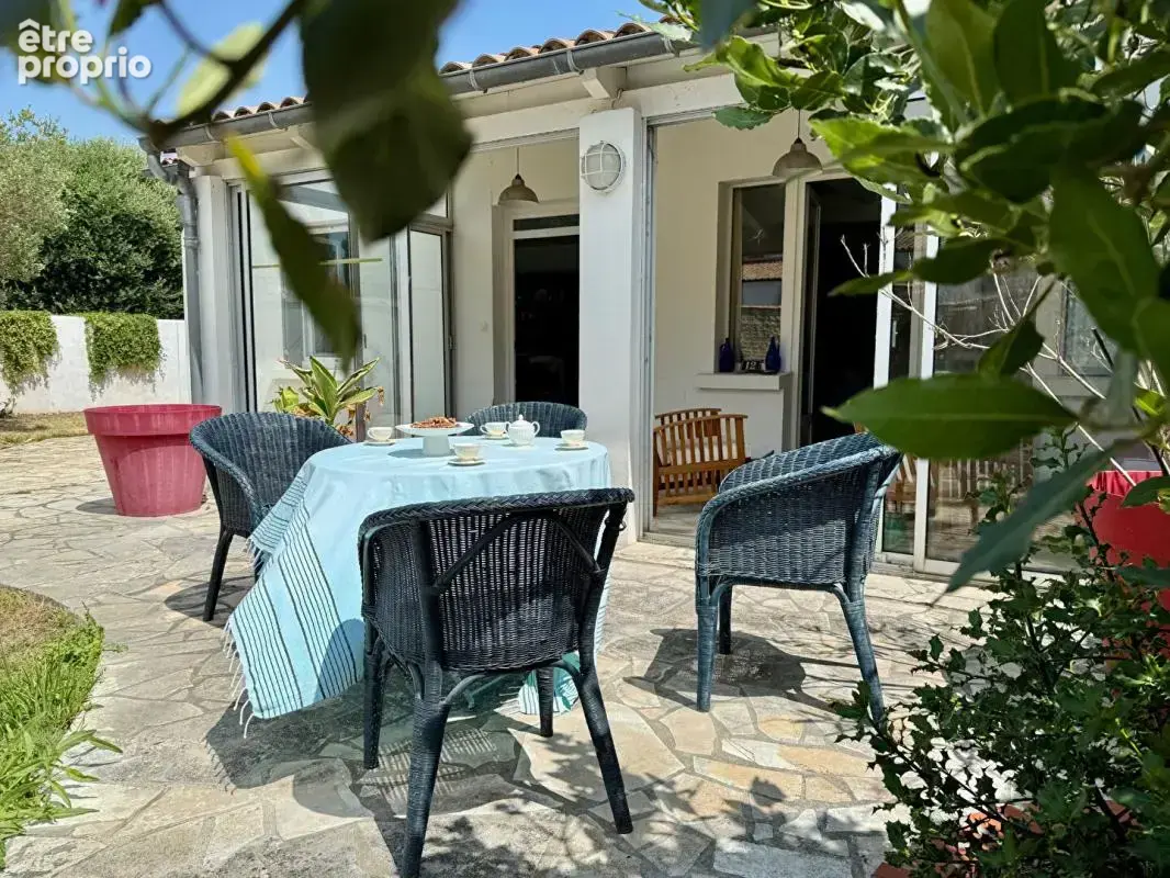 Maison au coeur du village de LOIX à 5 min de l'océan - 5 pièces de 121 m2 - photo 4