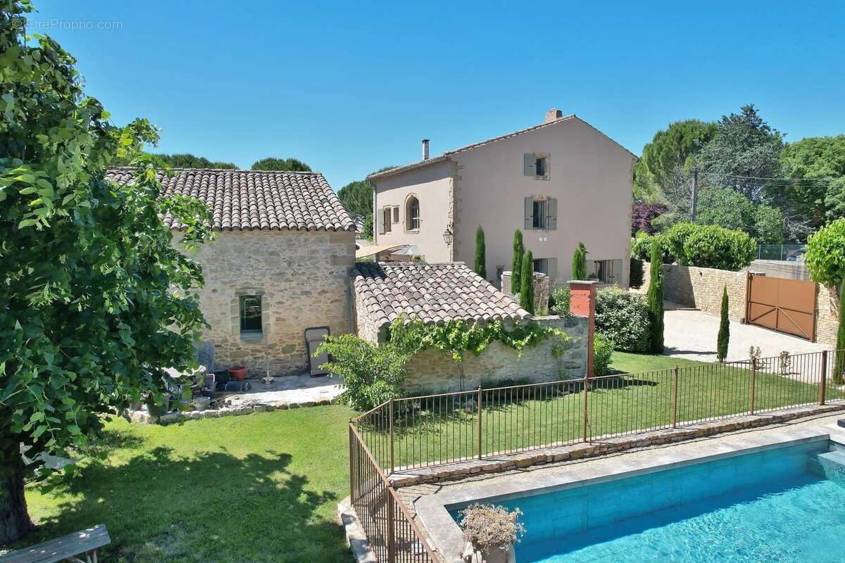Propriété en pierre à 3kms du centre historique d'Uzès ... - photo 2