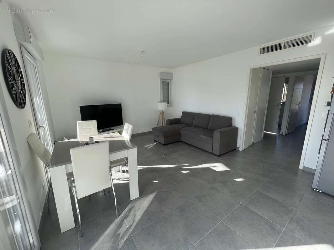 Appartement à CHATEAUNEUF-VILLEVIEILLE