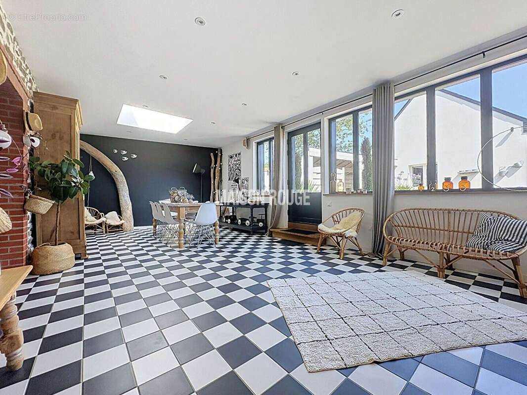 Étables-sur-Mer : Maison en pierre rénovée avec beaucoup de goût, extension contemporaine, 4 chambres et 4 200 m² de jardin au c - photo 4