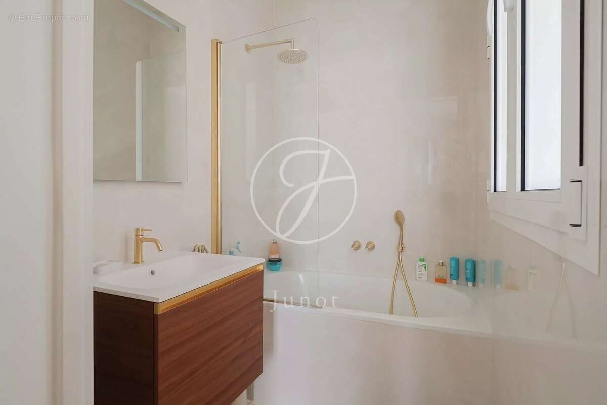 Commerce à PARIS-6E