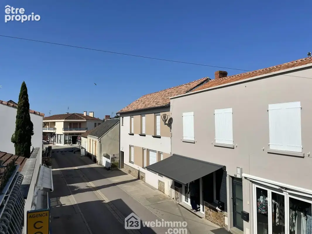 Appartement plein centre proche de toutes commodités.