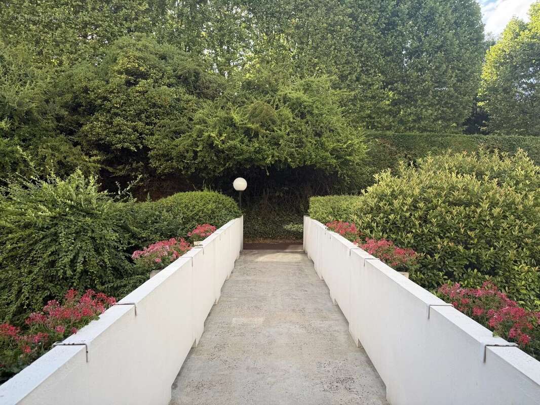 Bougival – Appartement familial 3 chambres avec terrasse et parking – Résidence arborée avec piscine - photo 16