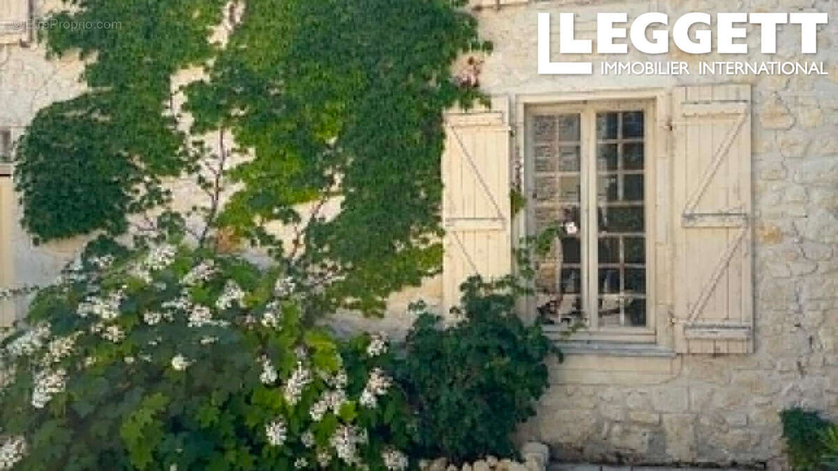 Propriété alliant élégance et potentiel 
7 pièces 271 m²
Jardin 4400 m²
Dépendances 500 m² 
Gîte
Piscine - photo 10