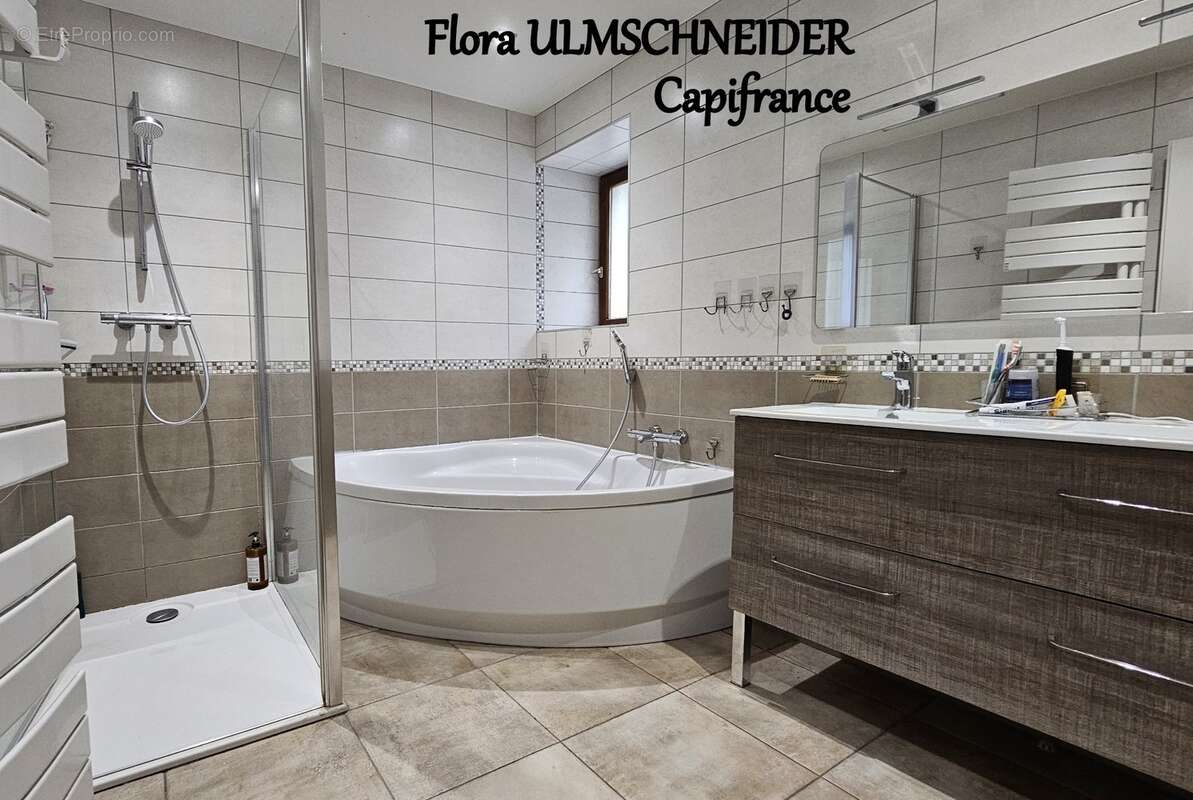 Authenticité et espace : grande maison mitoyenne en pierre avec 5 chambres à vendre à CHINDRIEUX avec garage et terrain proche d - photo 10