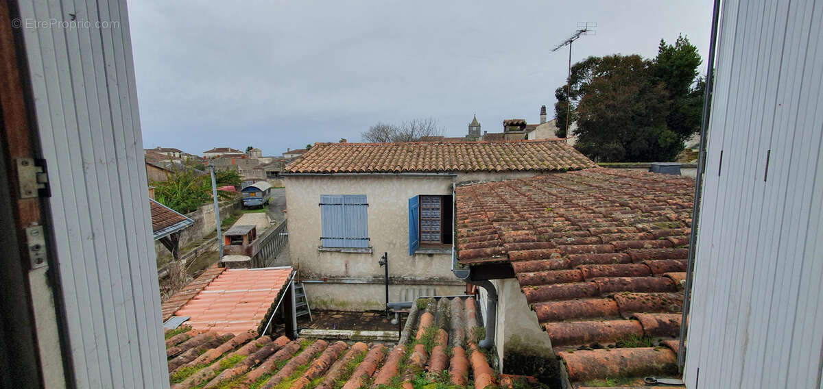 Maison à SAINT-MEME-LES-CARRIERES