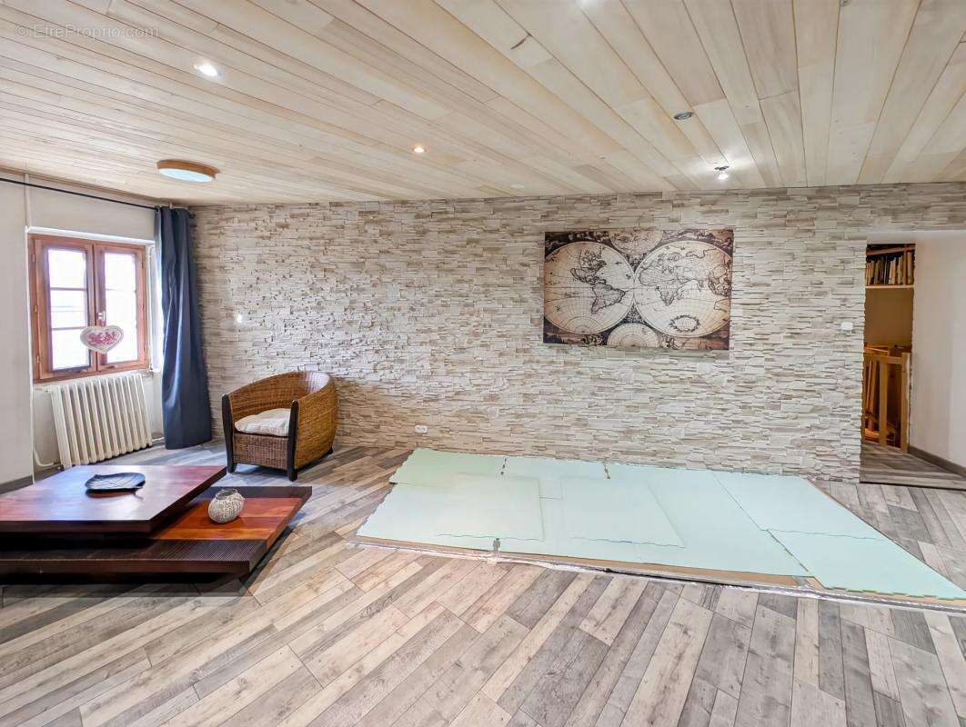 Maison à LES ADJOTS