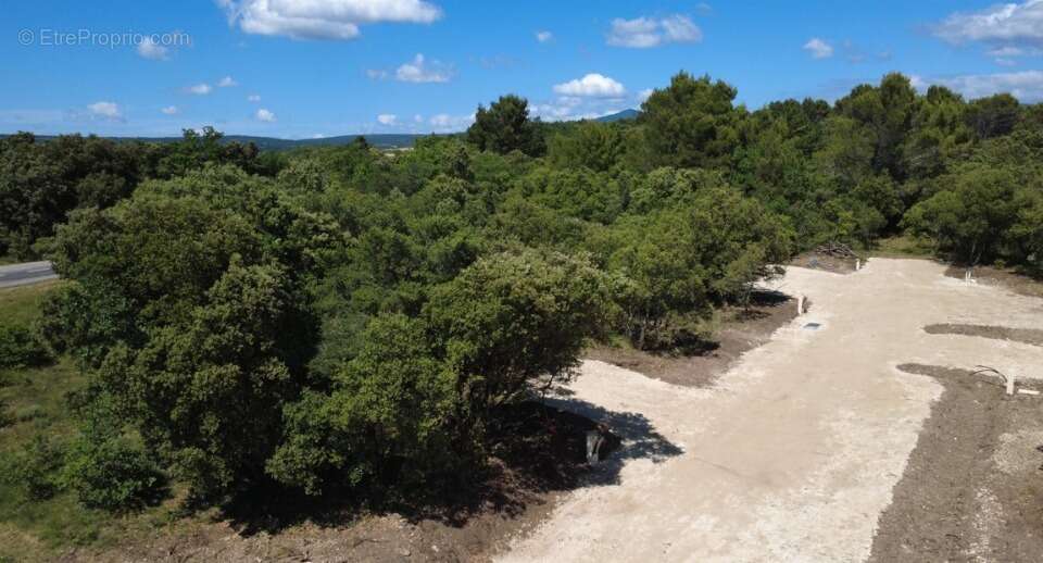 Terrain 750 m² à Grignan  - photo 2
