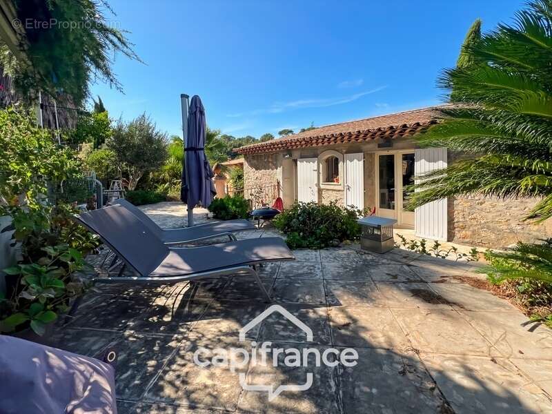 Maison à vendre 6 pièces HYERES (83) - Charme de l'ancien - 4 chambres - 200m2 habitables - Piscine - possibilité 2 appartements - photo 20
