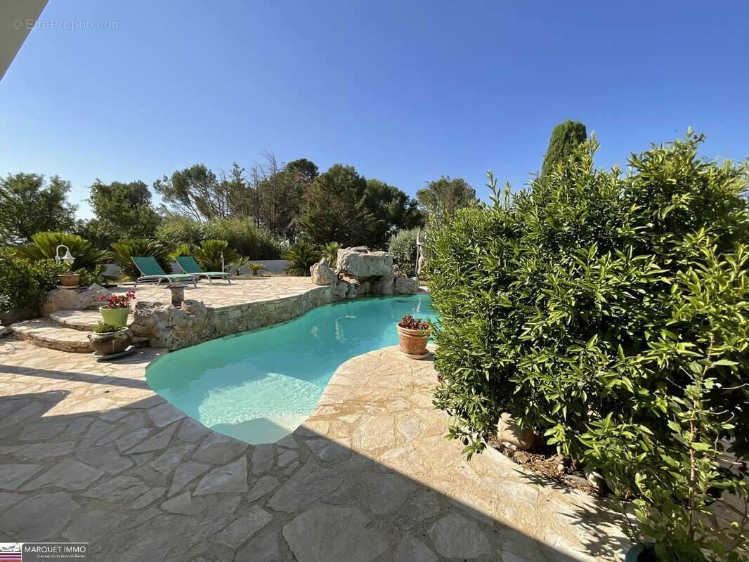 Cadre d'exception pour cette villa provençale T6 + mezzanine offrant 218 m² en 4 faces sur 2 095 m² de terrain - photo 10