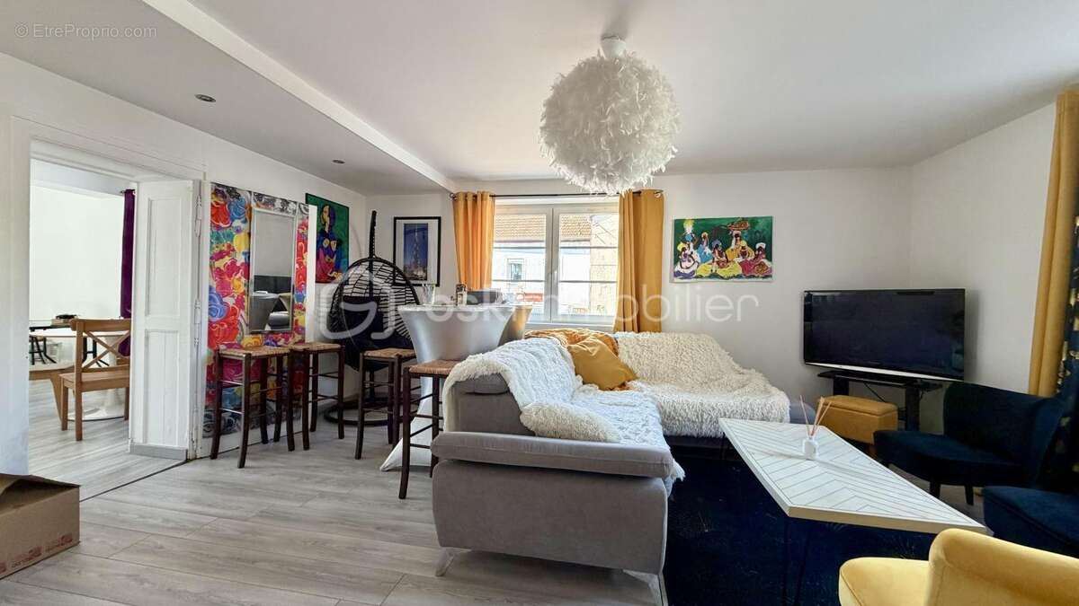 Maison familiale au centre du village avec dépendances ! - photo 7