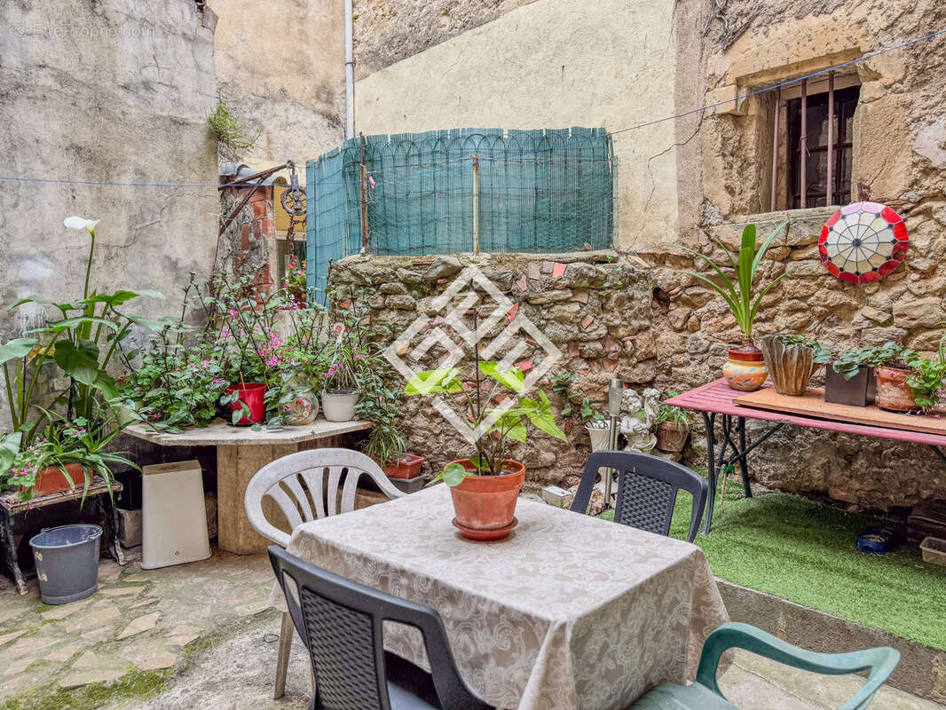 Maison à OUVEILLAN