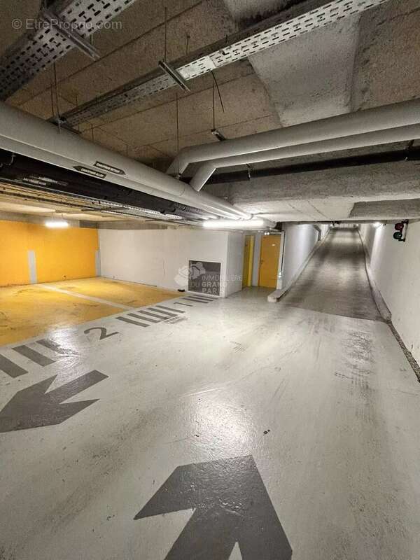 Parking à PARIS-11E