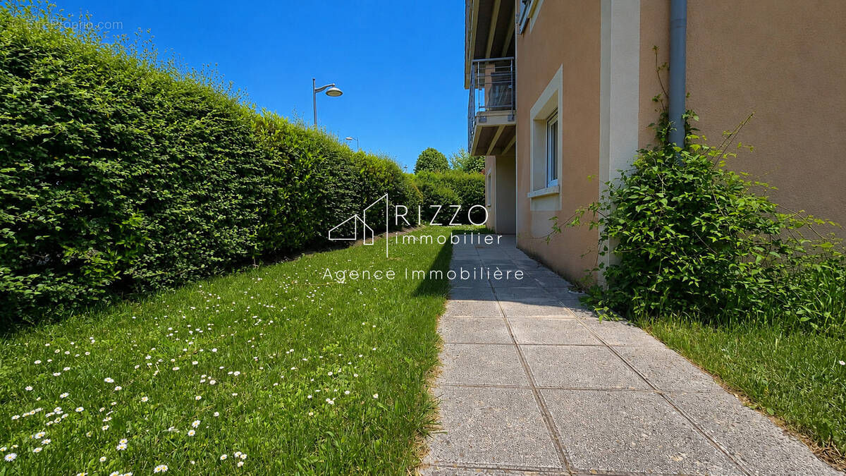 Appartement à PERON