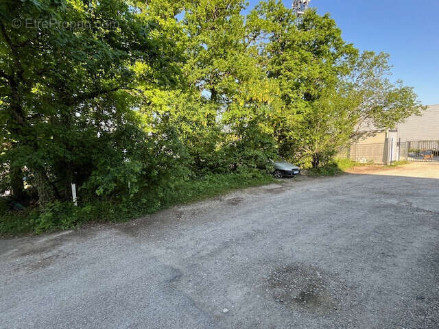 Terrain à VILLE-LA-GRAND