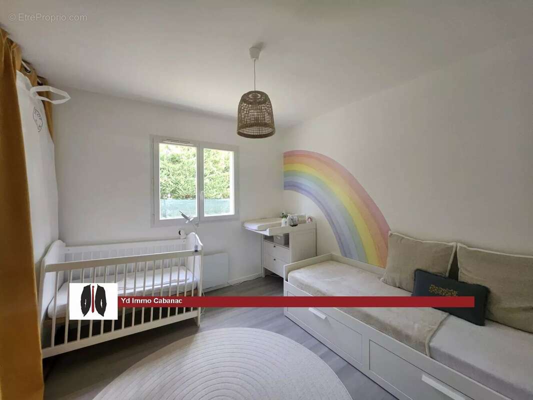 Maison récente avec piscine, garage et panneaux photovoltaïques - photo 8