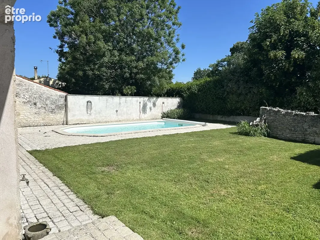 Longère de caractère de 261 m² avec piscine, dépendances et panneaux solaires - photo 16