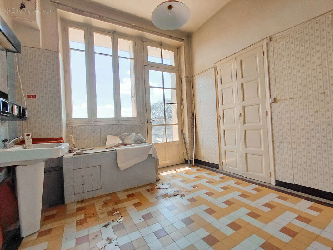 Aubenas - maison bourgeoise 5 pieces 188m2 - photo 14