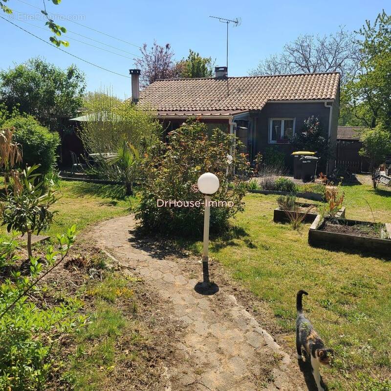 Maison à COURS-DE-PILE