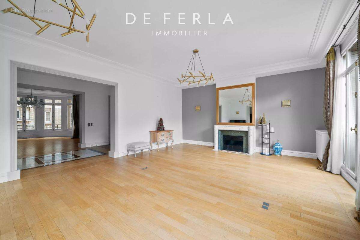 Appartement à PARIS-16E