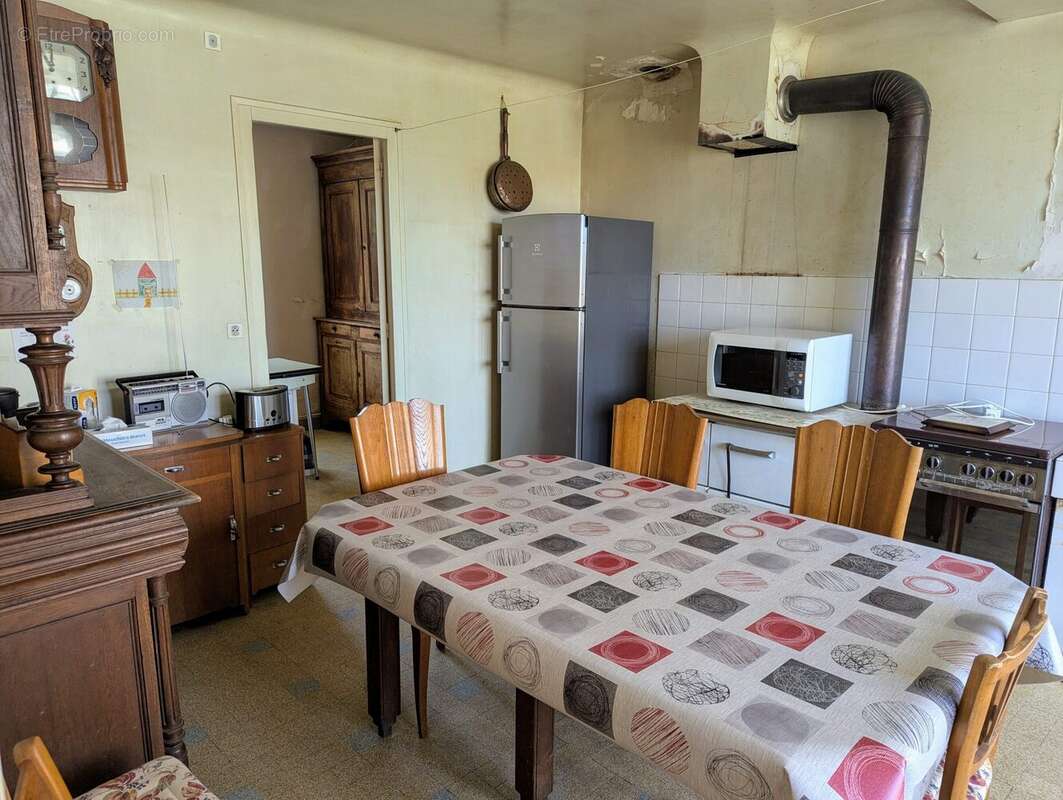 cuisine lumineuse avec cuisinière à bois et arrière cuisine - Maison à MAILLY-LA-VILLE