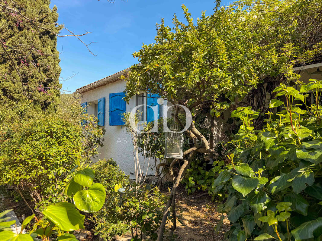 Maison à CEYRESTE