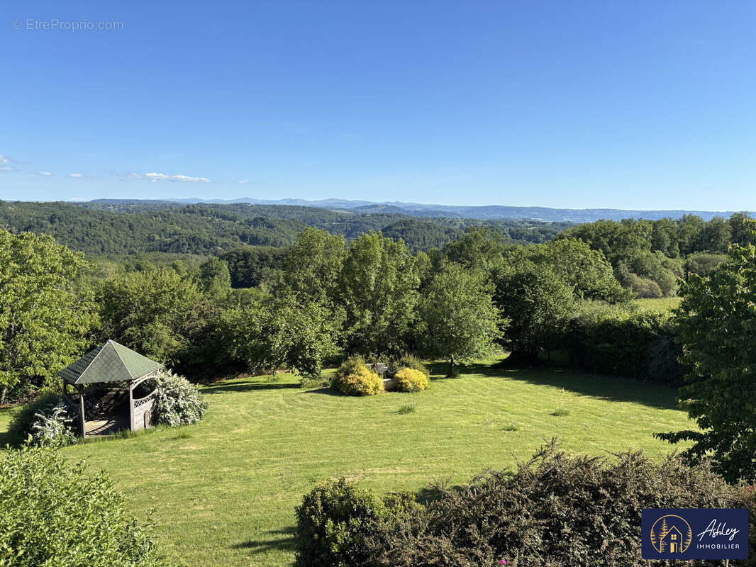 Maison 8 pièces LANOBRE (Cantal) 