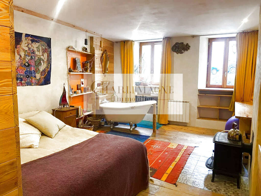Grand t4 avec studio coin nuit et ses deux greniers a renover - photo 5