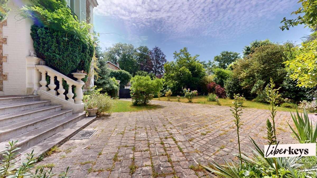 Propriété familiale de 236 m² avec jardin arboré de 878 m² – Vaucresson - photo 10