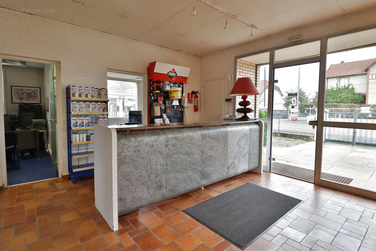 Commerce à PONT-SAINTE-MARIE