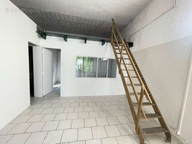 Ales - local commercial - 65 m2 - mezzanine  - stationnement - photo 4