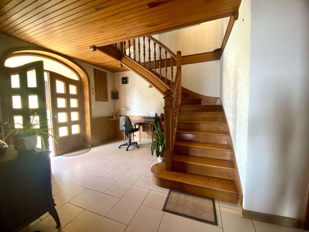Maison avec dépendances sur un terrain de 2 180 m2   Fort potentiel - photo 2