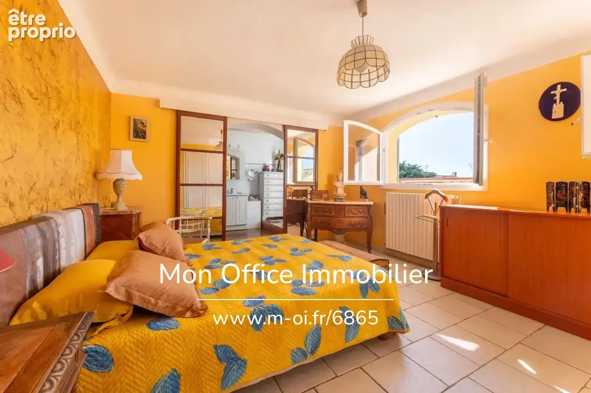Référence : 7279-PBA. - Villa de 180m2 avec 700m2 de terrain en centre ville, proche de la mer - photo 10