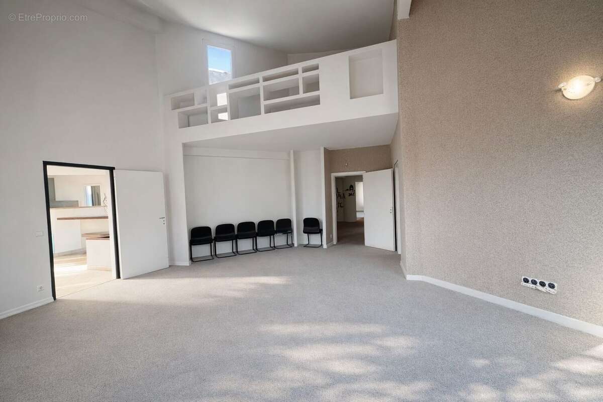 Commerce à BESSE-SUR-ISSOLE