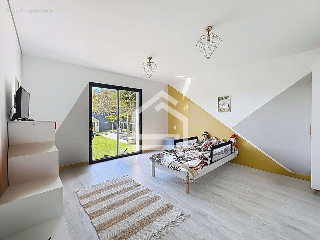 Soussans - Maison Contemporaine de 175m2, 5 chambres, piscine et garage. - photo 15